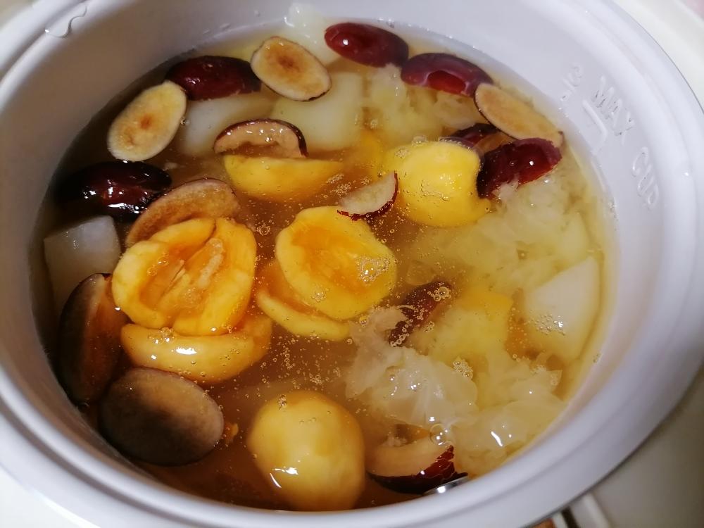 枇杷雪梨银耳羹