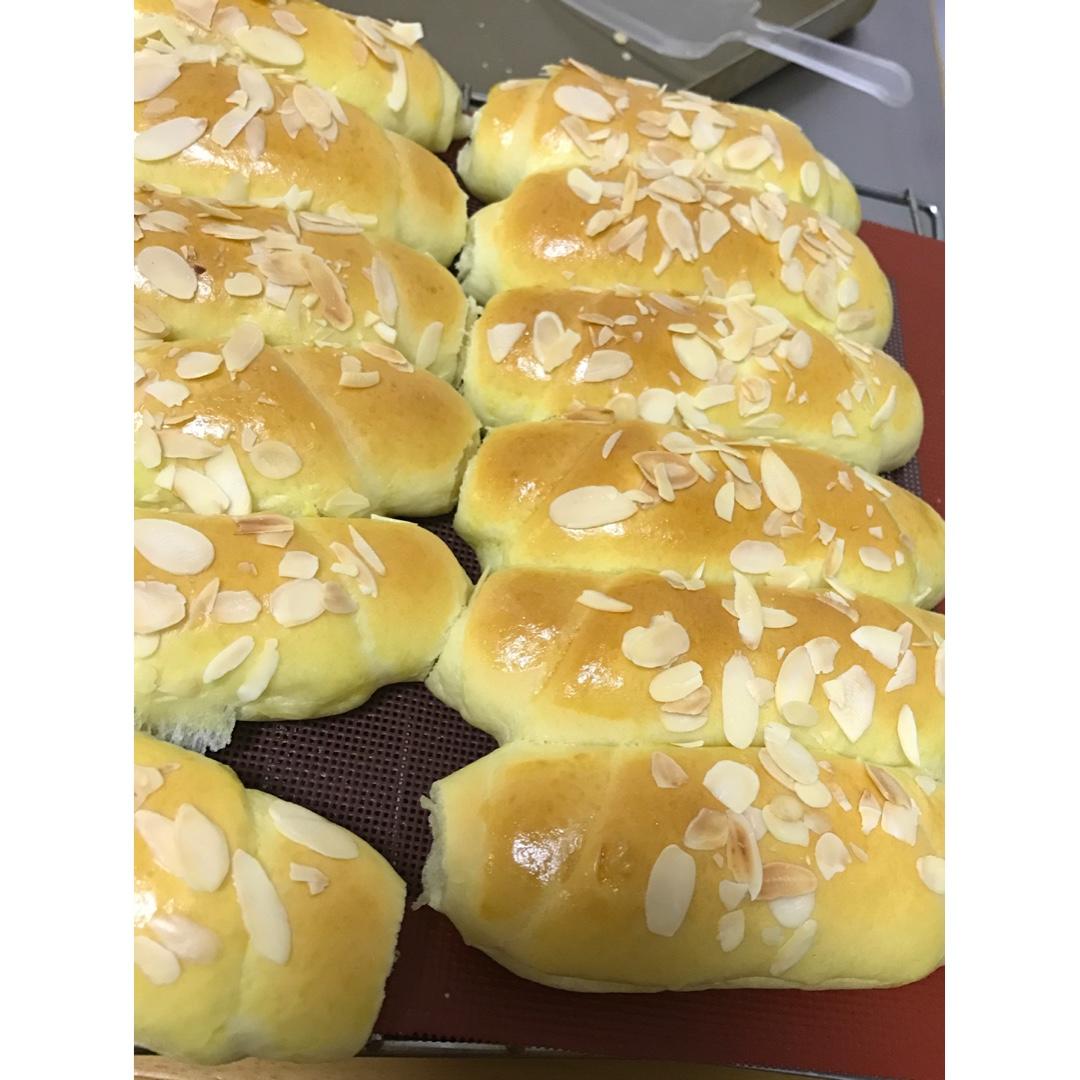 牛奶杏仁片排包