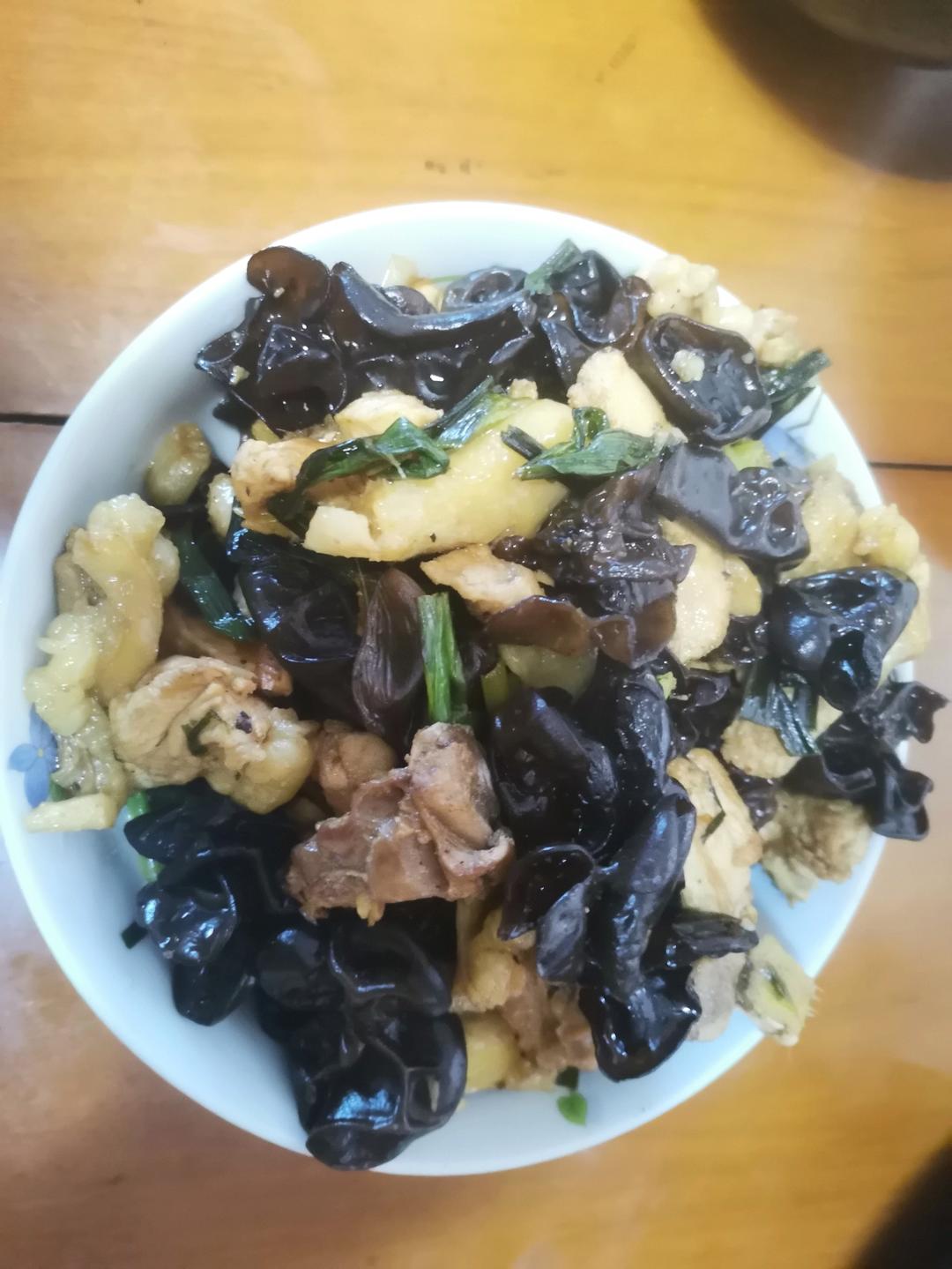 木耳炒鸡肉