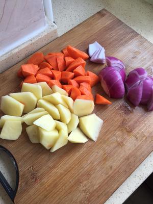咖喱土豆炖牛肉的做法 步骤2