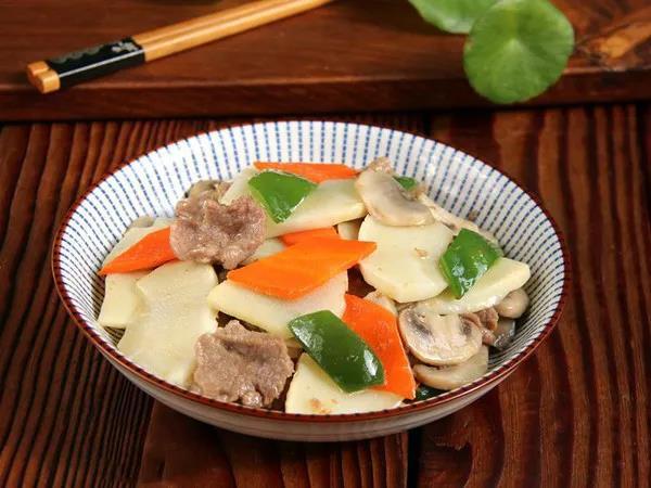 鲜笋白蘑菇炒肉片 | 风味极佳，清香纯甜，吃完之后就是一个字 — 鲜 ！