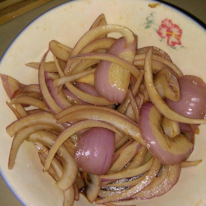 这是个12岁的小同学玩完成的做的凉拌洋葱头