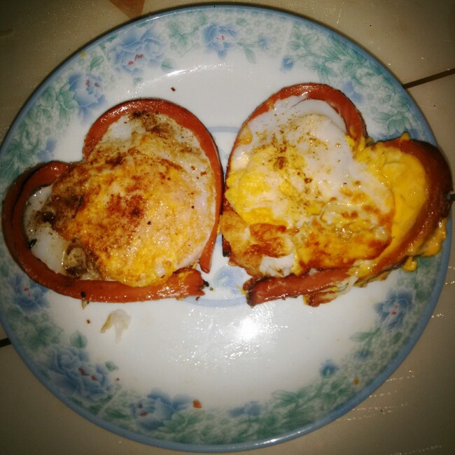 心形香肠荷包蛋