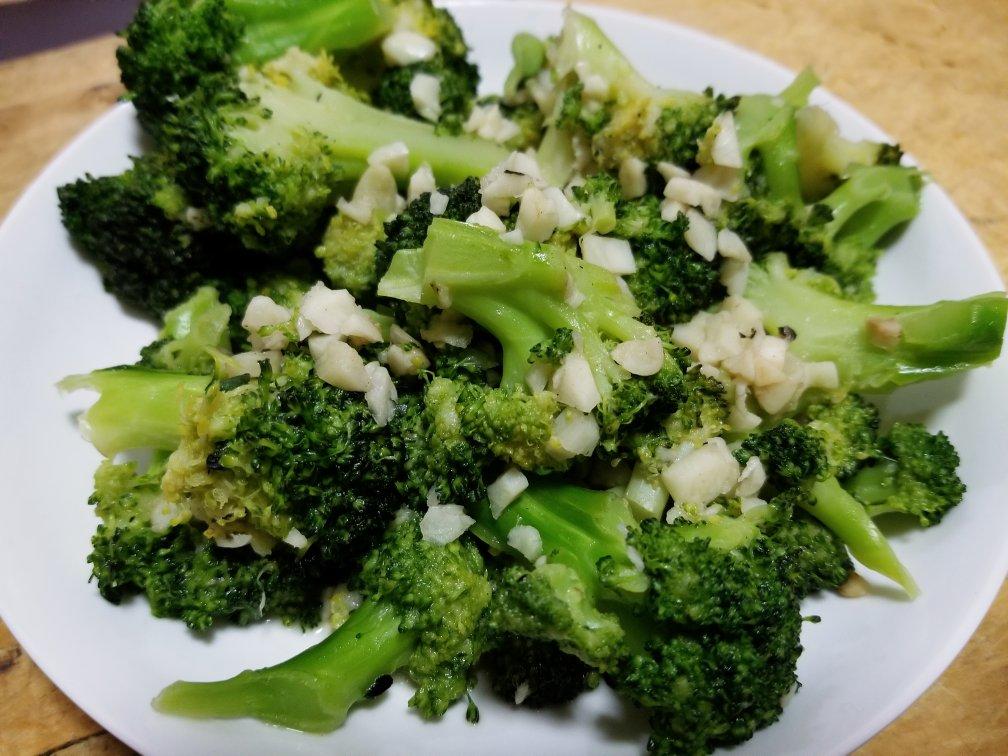 减肥食谱：香煎鸡胸+蒜蓉西兰花