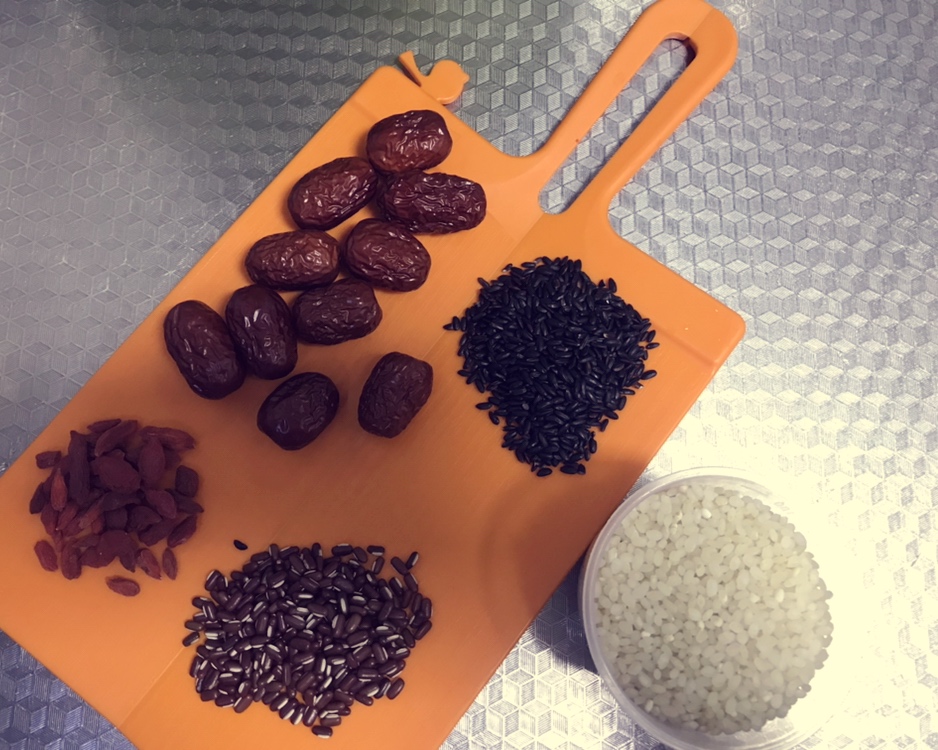 黑米红枣枸杞养颜粥的做法