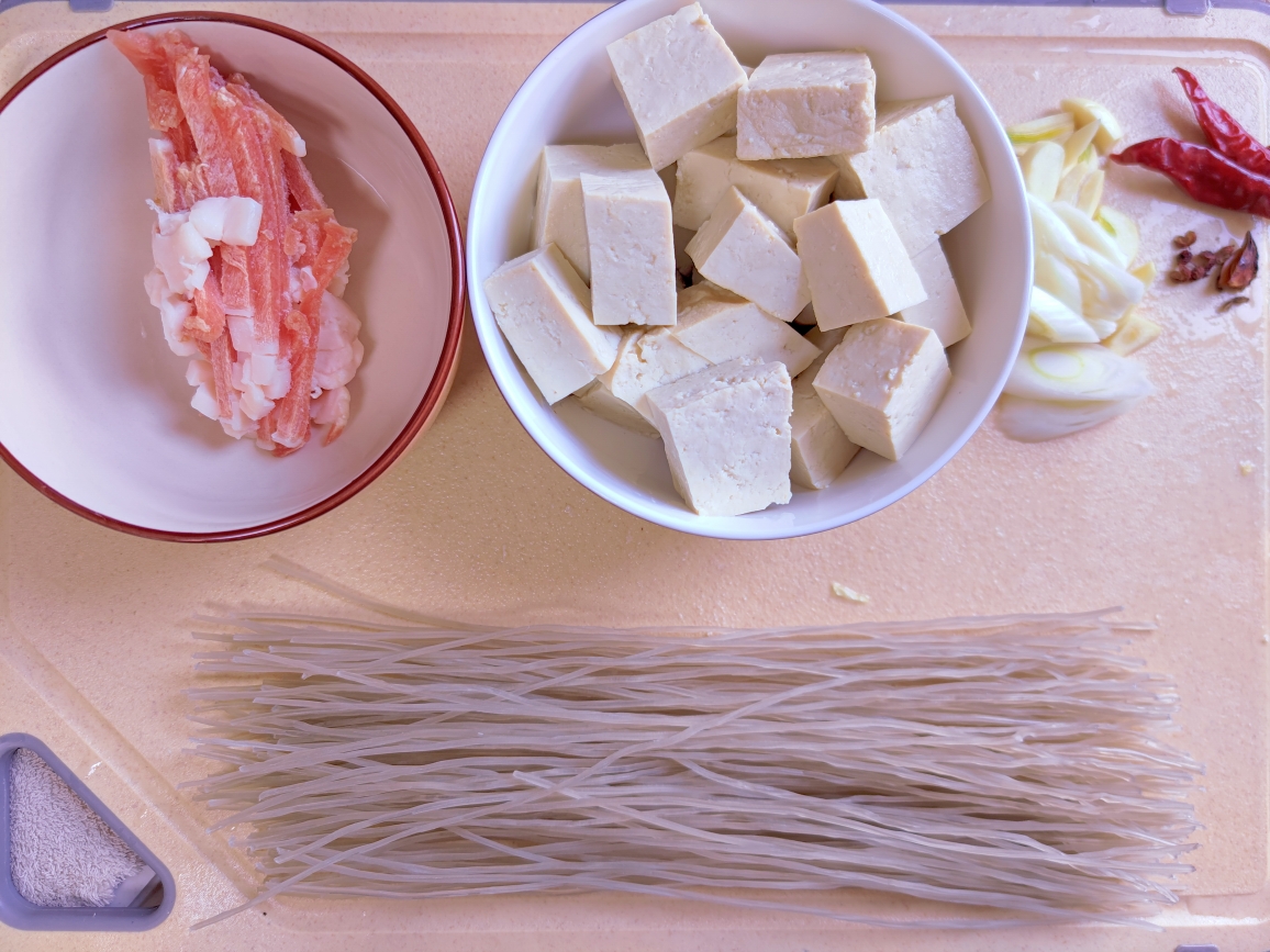冬日必备白菜豆腐炖粉条的做法 步骤2