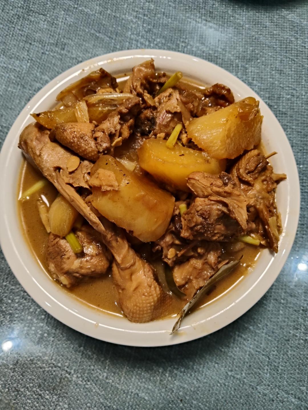 红烧鸭腿（不焯水，只放八角、酱油、盐、糖）