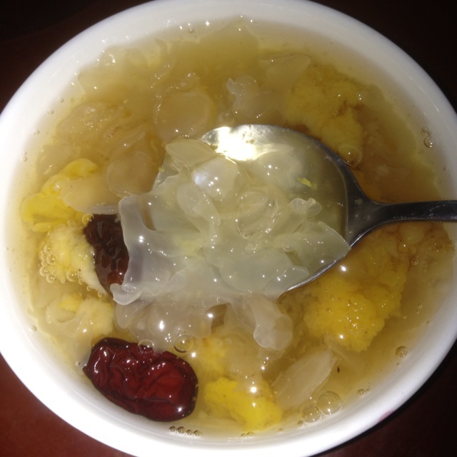 金耳炖桃胶皂角米