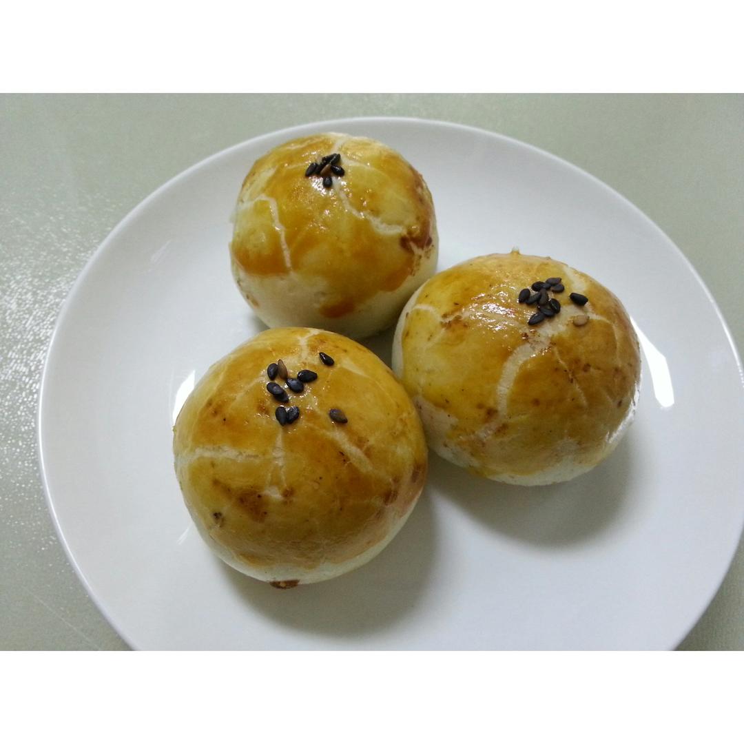 蛋黄酥 Danhuangsu