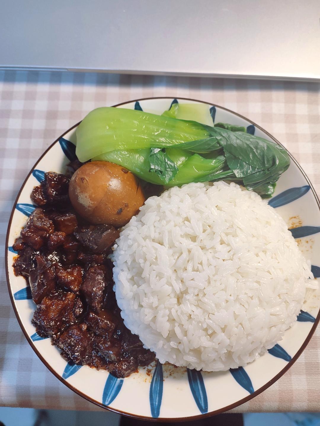 洋葱酥卤肉饭