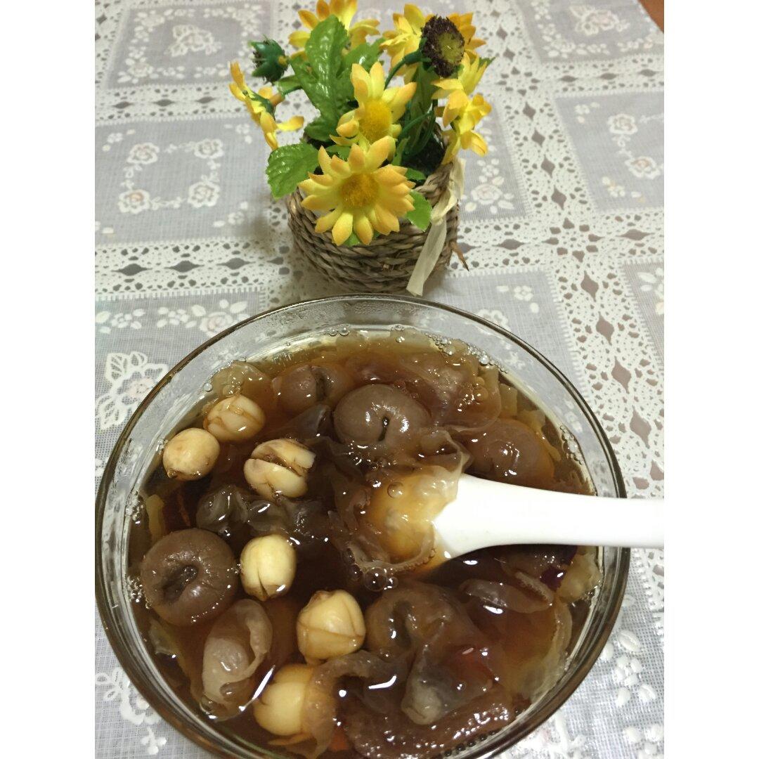 桂圆红枣银耳莲子羹