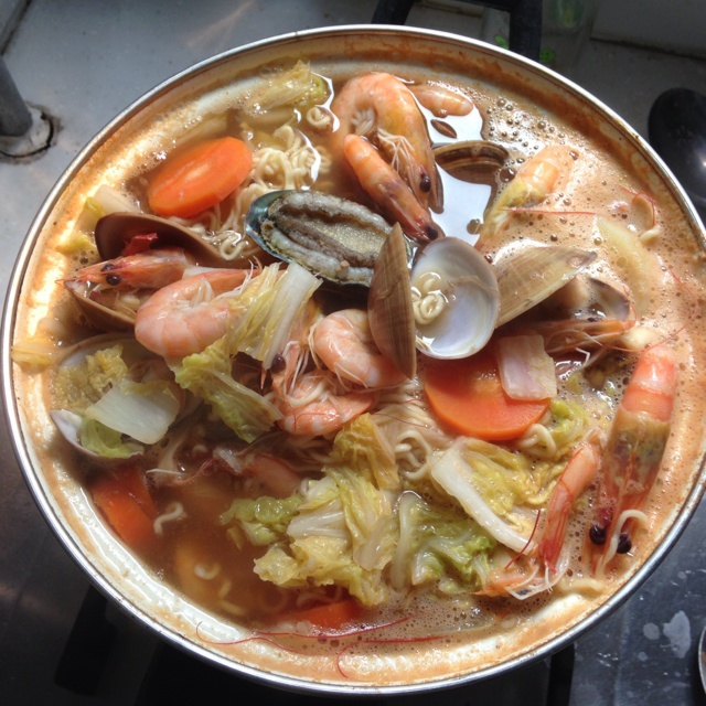 灿灿要健康成长做的韩式泡菜海鲜锅