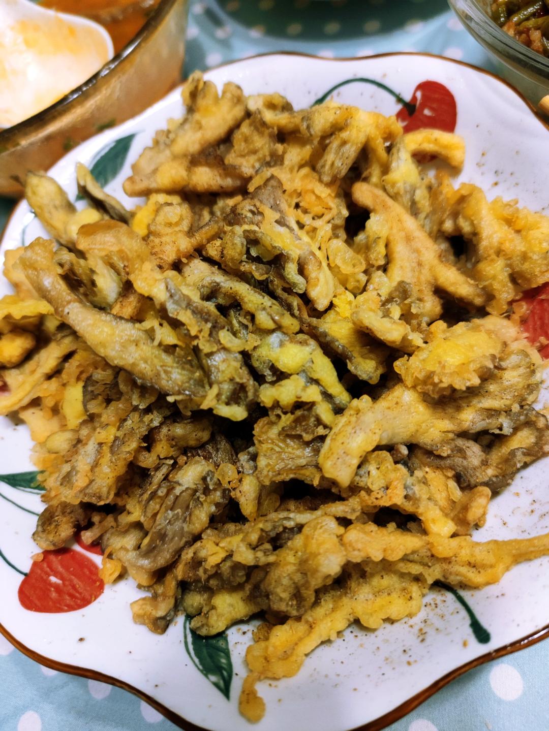 做椒盐蘑菇，直接挂面糊是不对的，大厨教你正确做法，香酥还脆