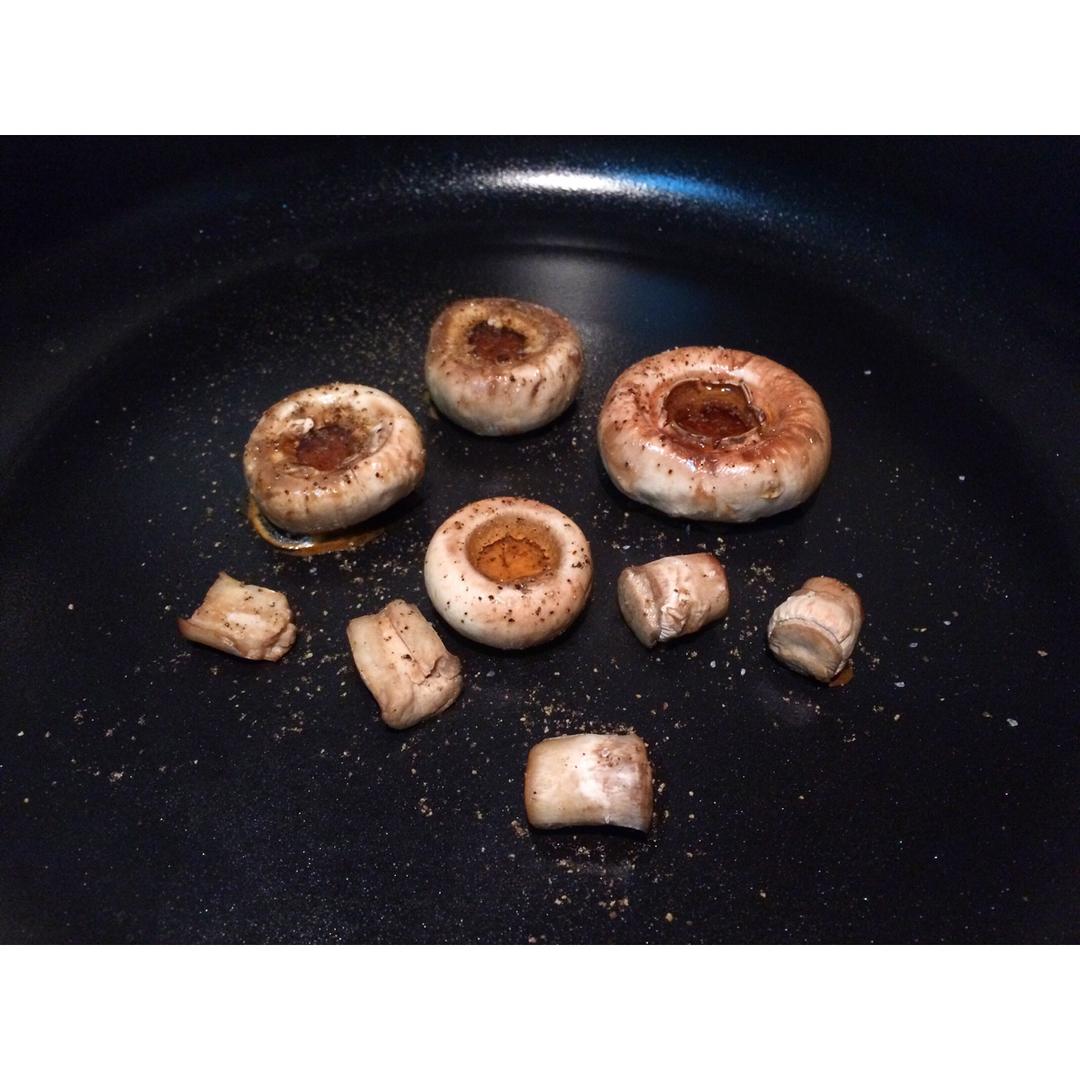 ys卷做过living & eating昨天晚上尝试了煎口蘑,只用到了盐,黑胡椒