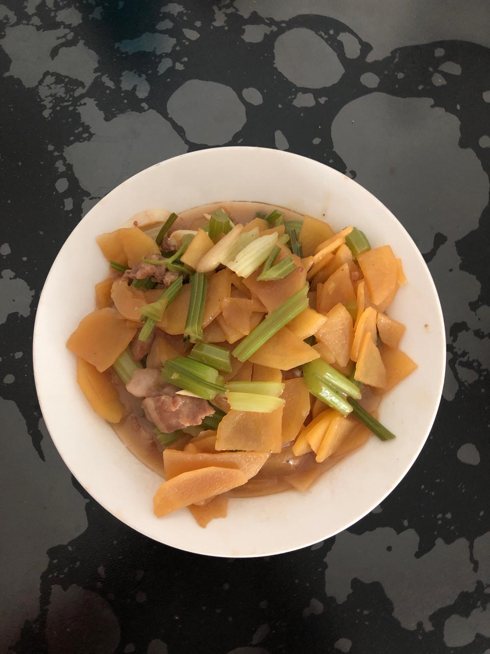 超级下饭的芹菜炒土豆片