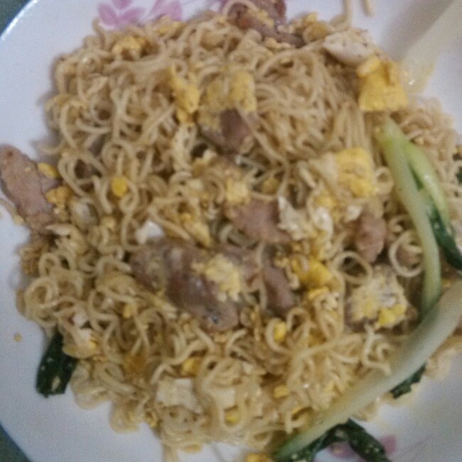 香肠鸡蛋炒面