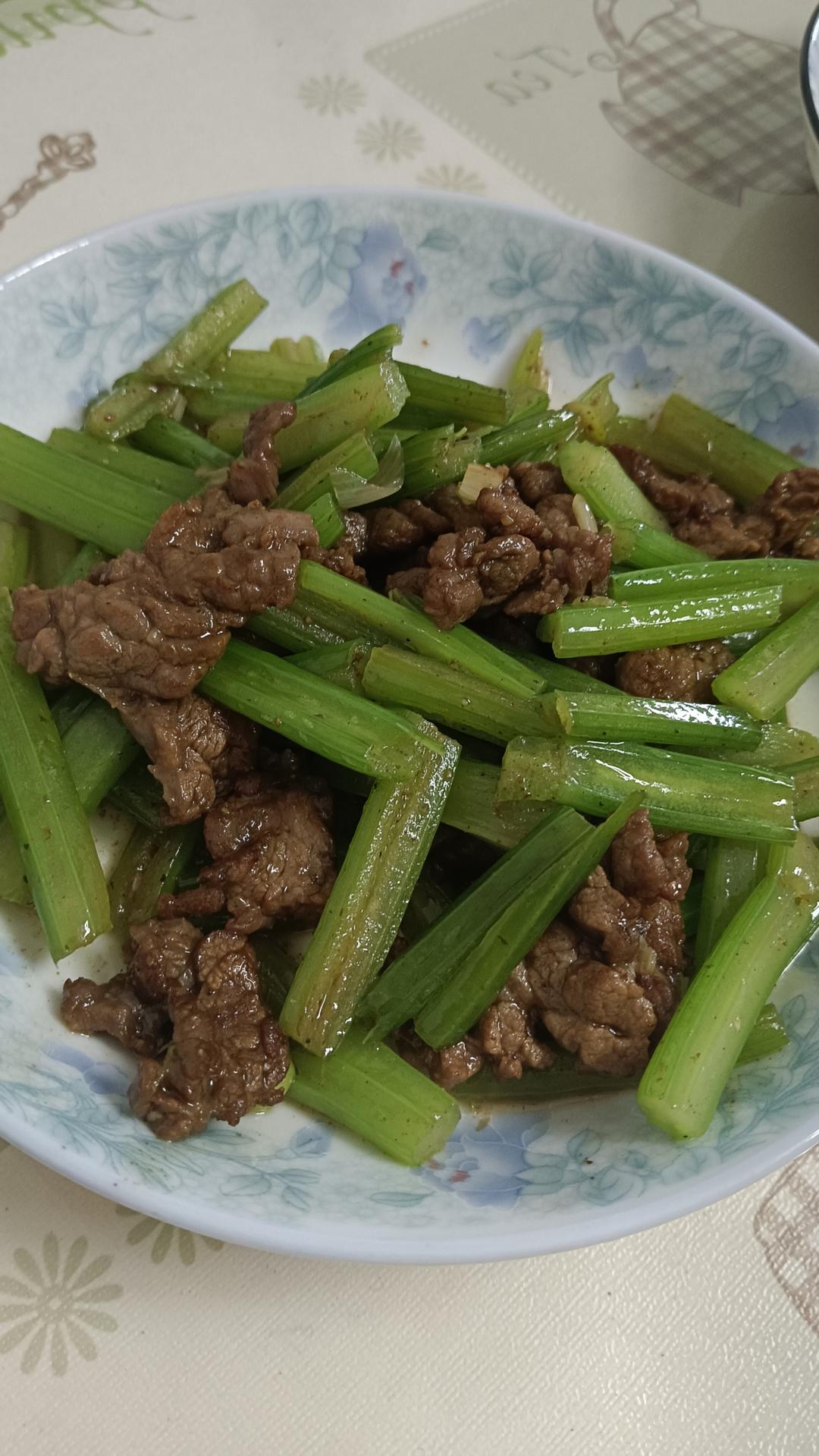 芹菜炒牛肉 快和我一起做！超级嫩！家常快手简单！