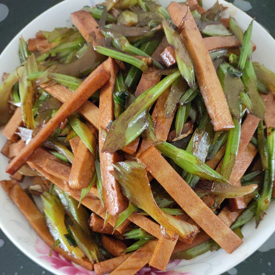 午餐晚餐简单快手下饭菜芹菜炒香干