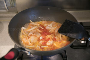 减脂的番茄海鲜菇龙利鱼的做法 步骤6