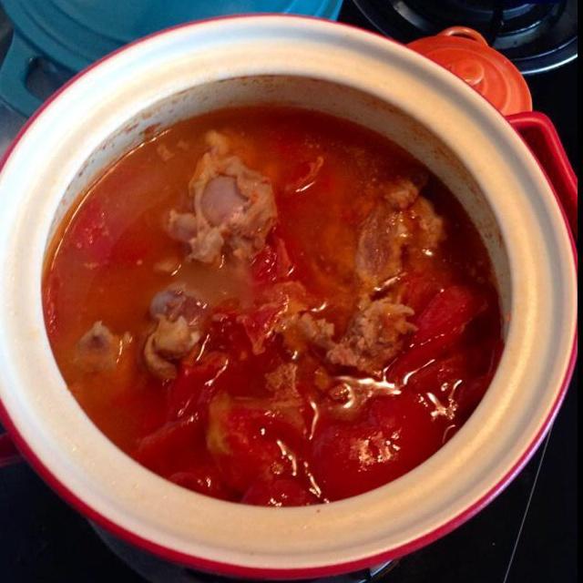 西红柿棒骨汤的做法