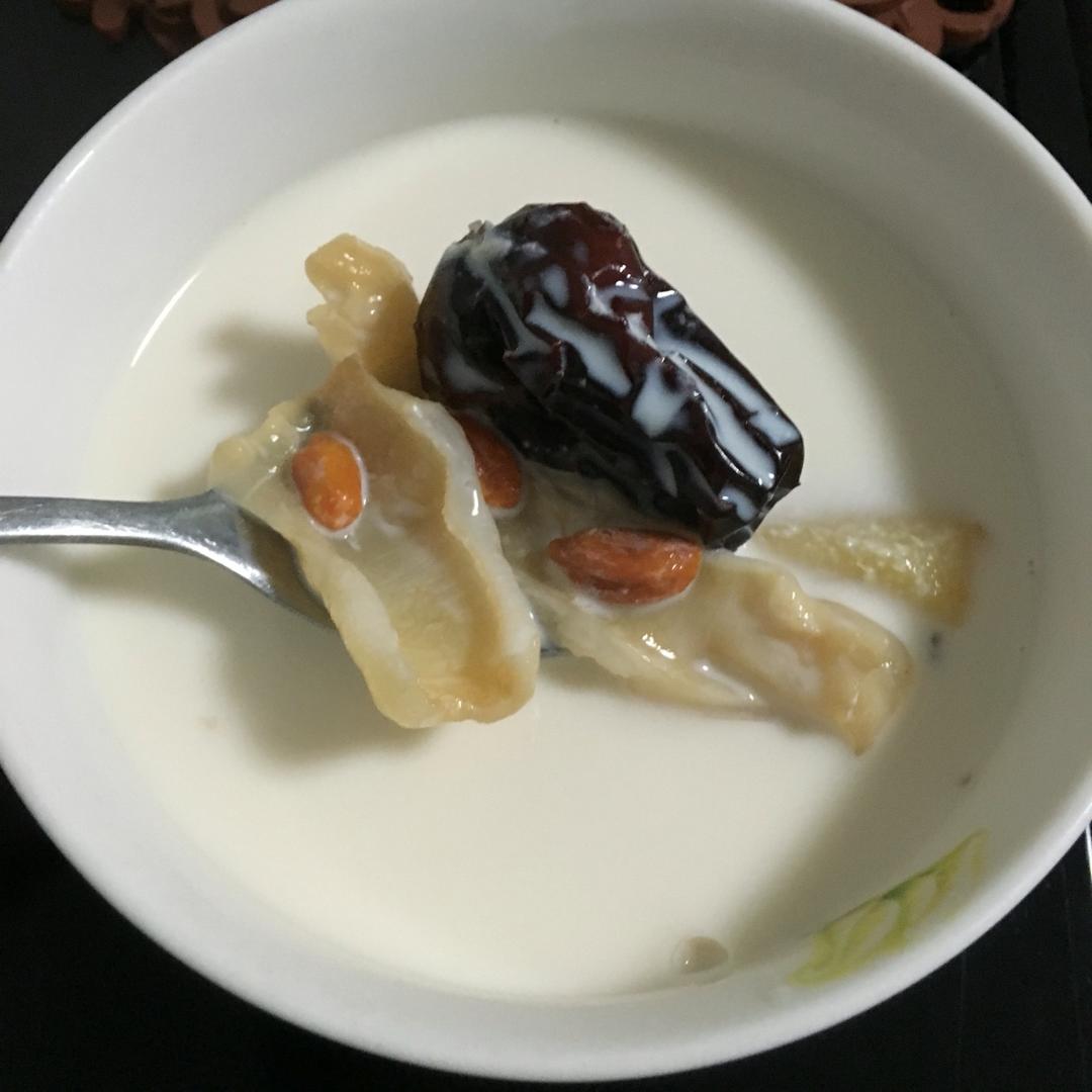 花胶炖牛奶