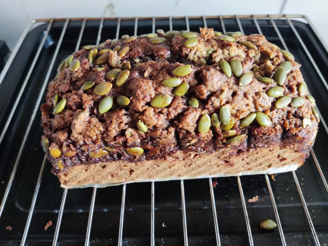 香蕉果仁磅蛋糕 | 香蕉放黑了别扔，做成蛋糕超好吃！搅一搅就能成功！