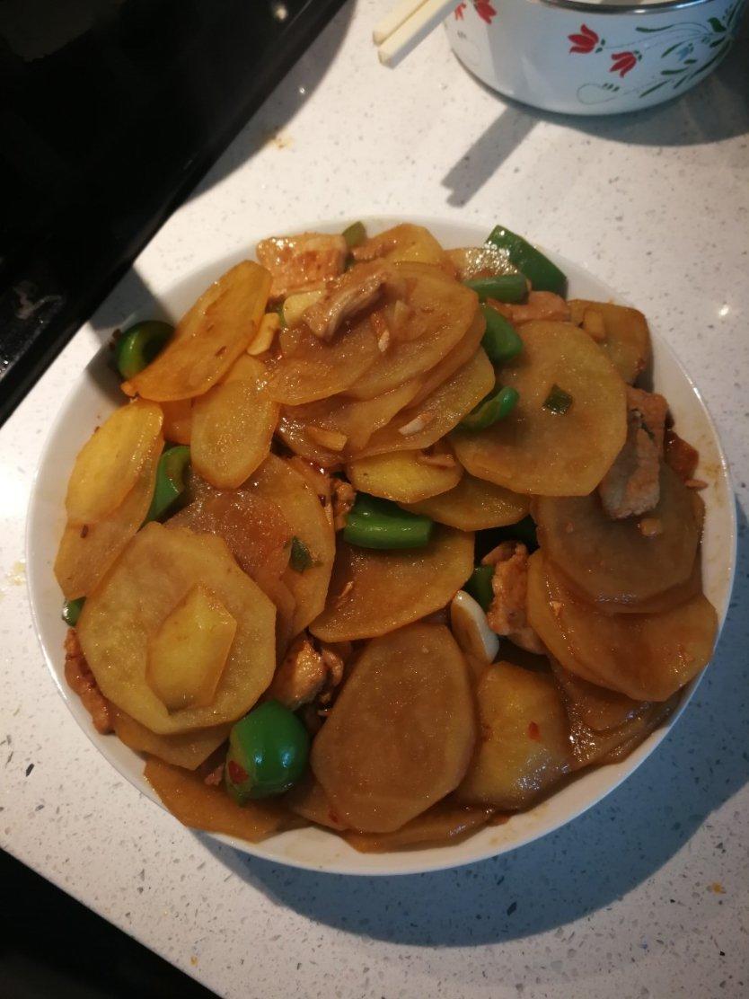 五花肉干煸土豆片