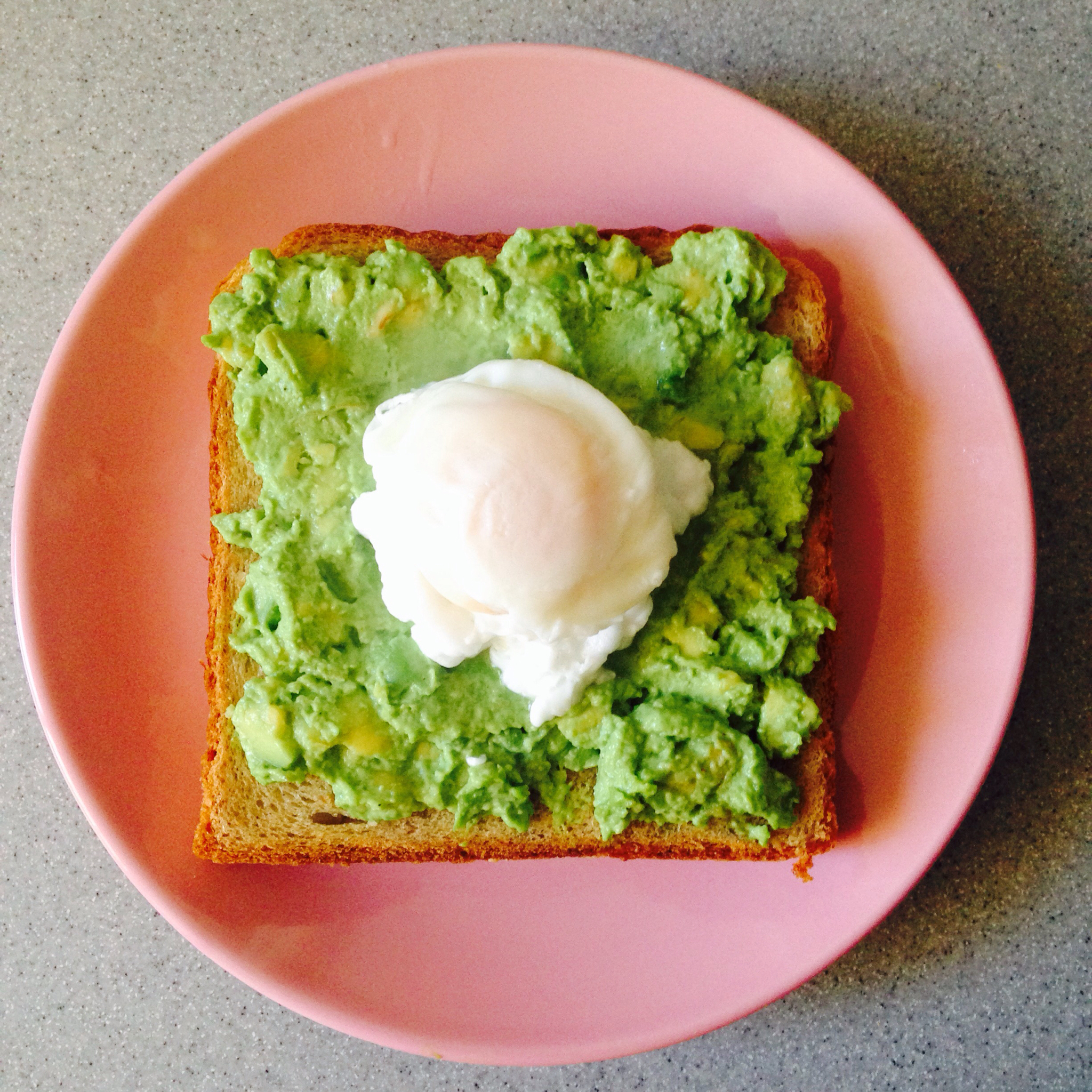 【健康能量早餐】流黄荷包蛋牛油果酱配全麦面包