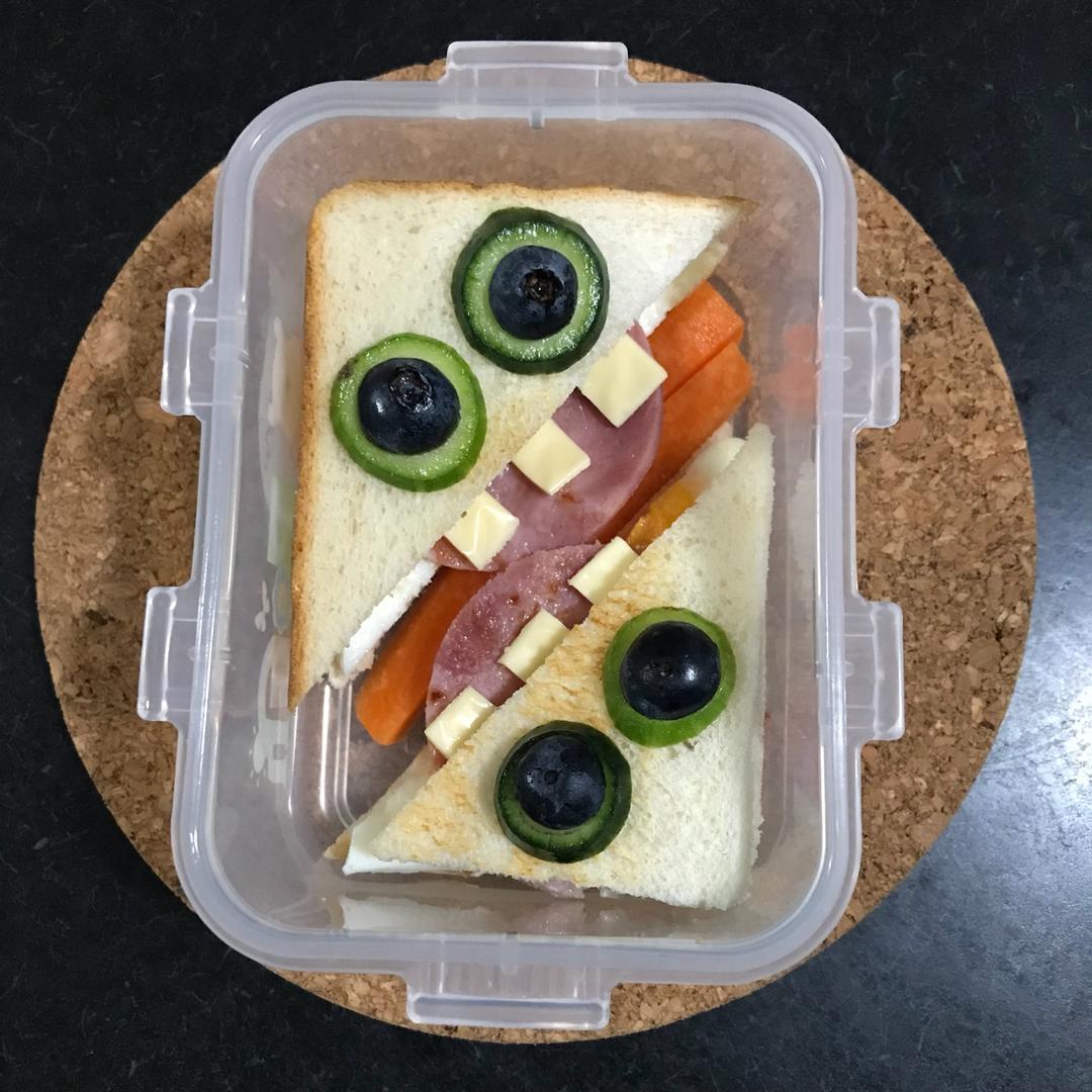 会吐舌头的大牙怪三明治