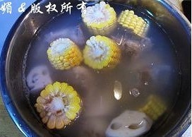 莲藕玉米排骨汤的做法 步骤4