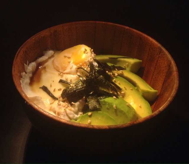一人食牛油果溏心蛋拌饭