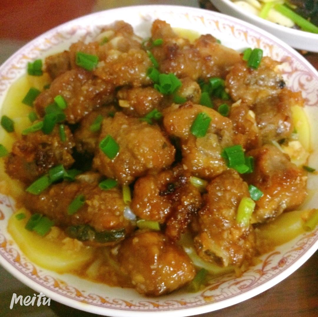 香酥排骨蒸土豆