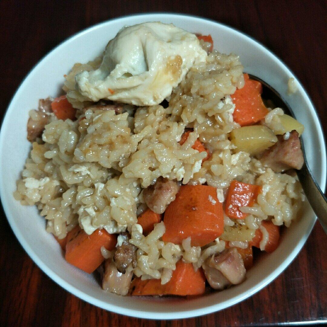 腊肠土豆胡萝卜闷饭。很好吃哟