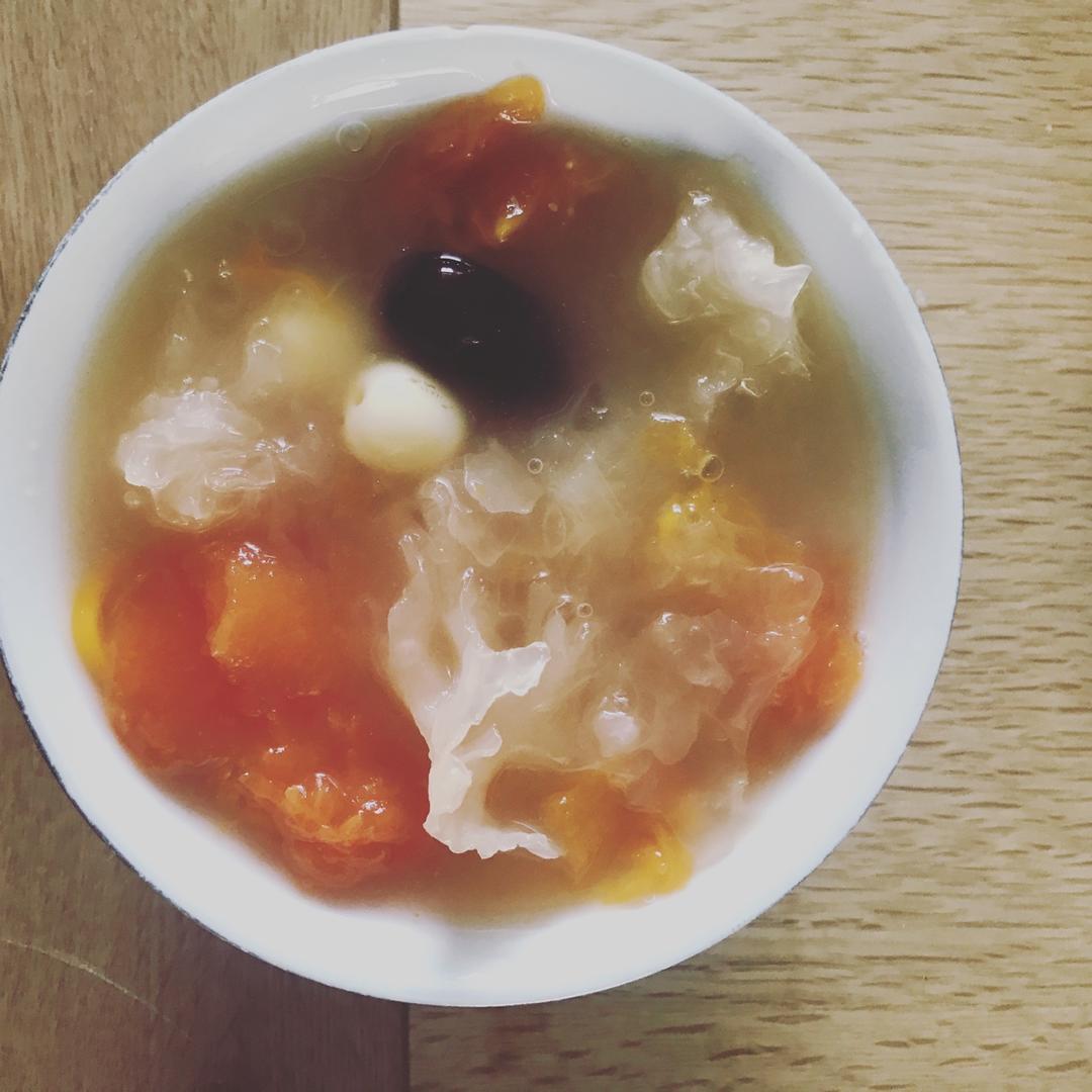 木瓜银耳莲子红枣羹（美容排毒养颜）