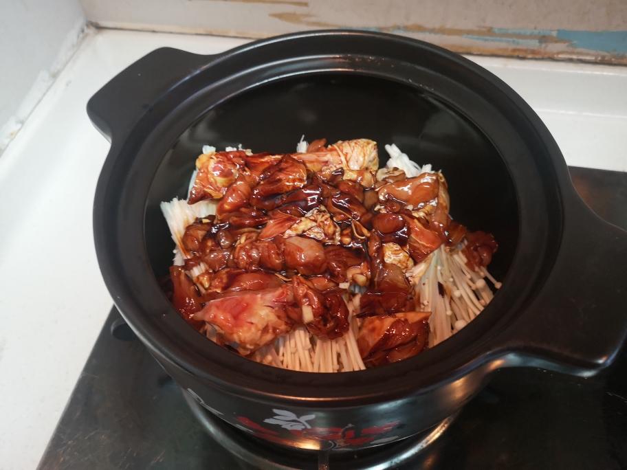 金针菇焖鸡肉的做法