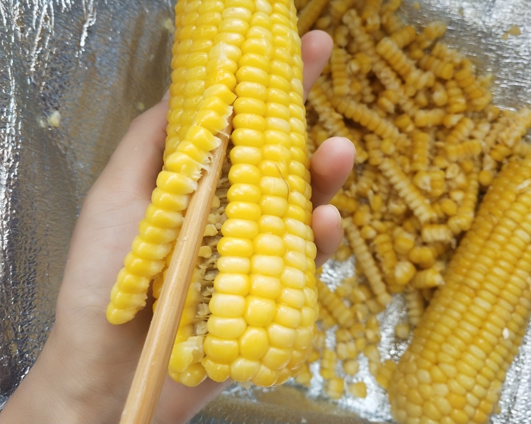 分享如何剥玉米粒的做法
