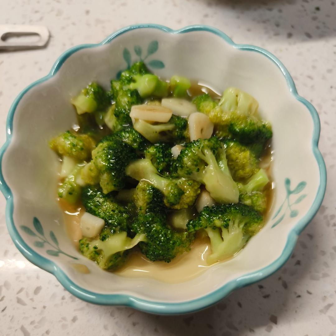 好吃到爆的耗油蒜蓉西兰花(从不修图，喜欢请关注)