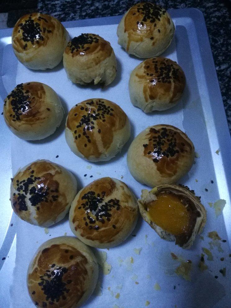 【亲手做零食】超人气的蛋黄酥