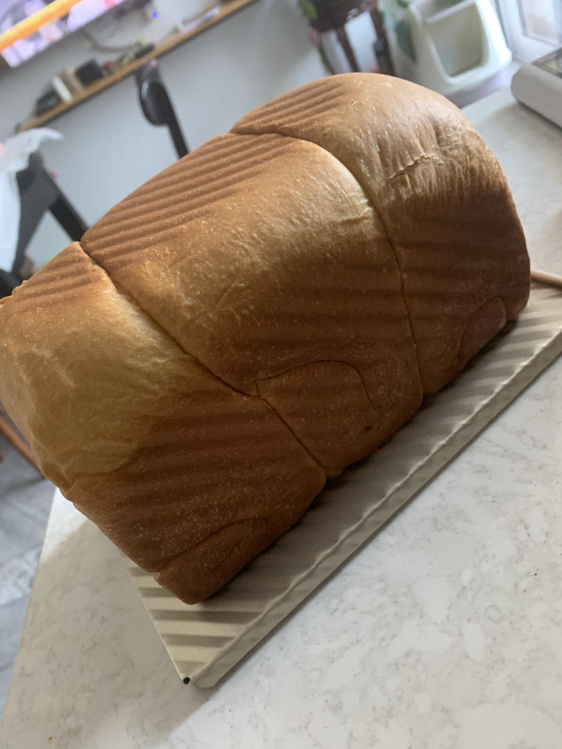 吐司方包，女儿说和来自台湾的爸爸糖一样好看好吃。零失败（是指我个人制作没有失败过）。