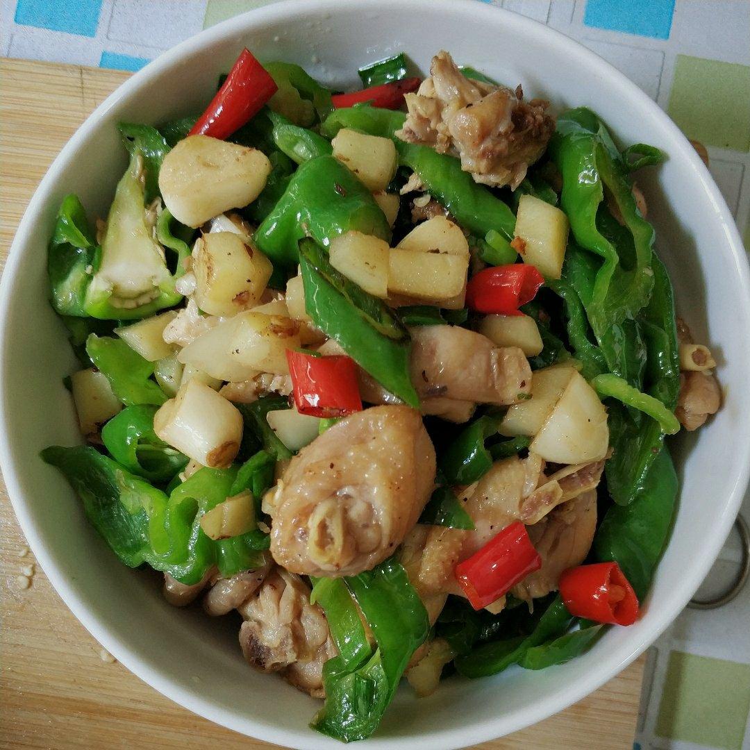 厨师长教你：“爆炒土鸡”的家常做法，只需油盐酱醋，味道非常赞