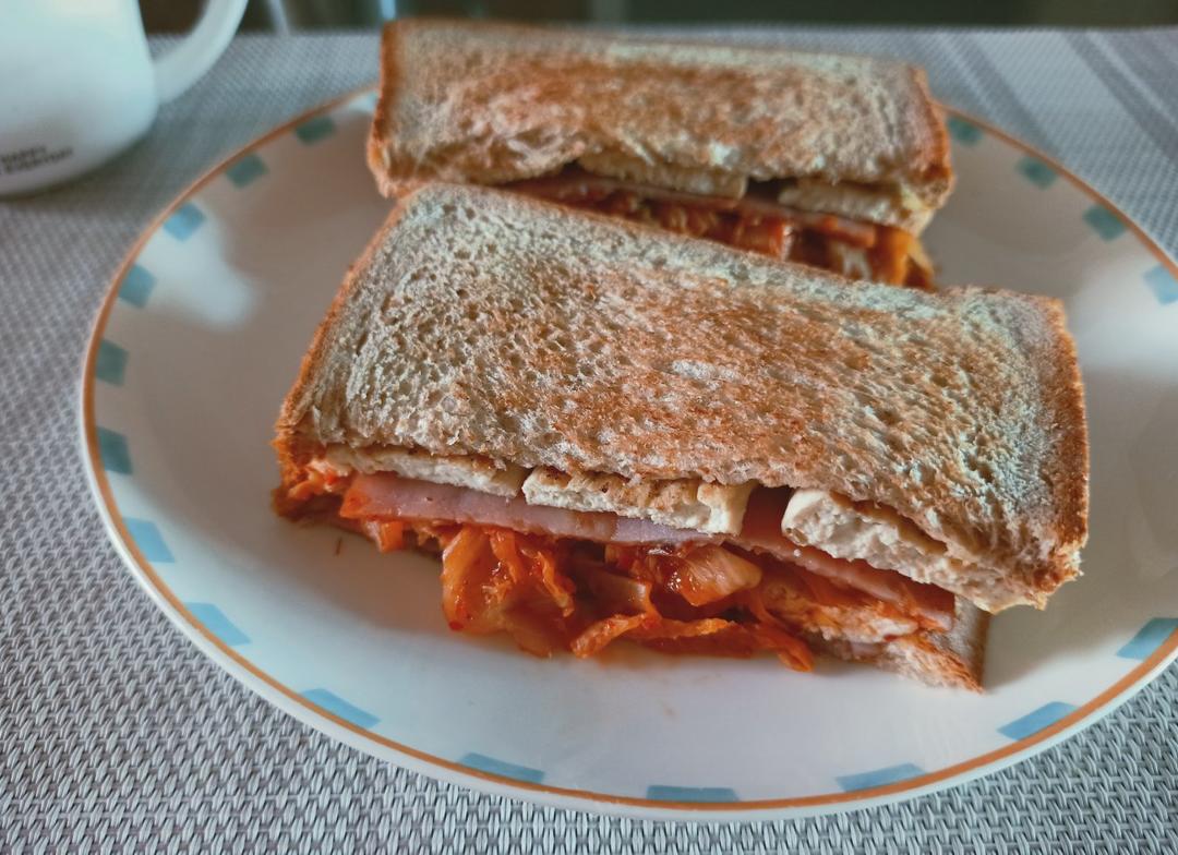 超快手的泡菜豆腐三明治『低脂早餐』