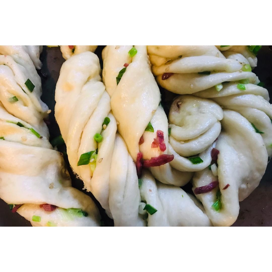 生煎葱油卷子（我觉的就是生煎包和葱油花卷的完美融合！）