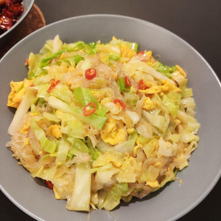 【卷心菜鸡蛋炒粉丝】这菜待客万万不可，自己吃超赞！