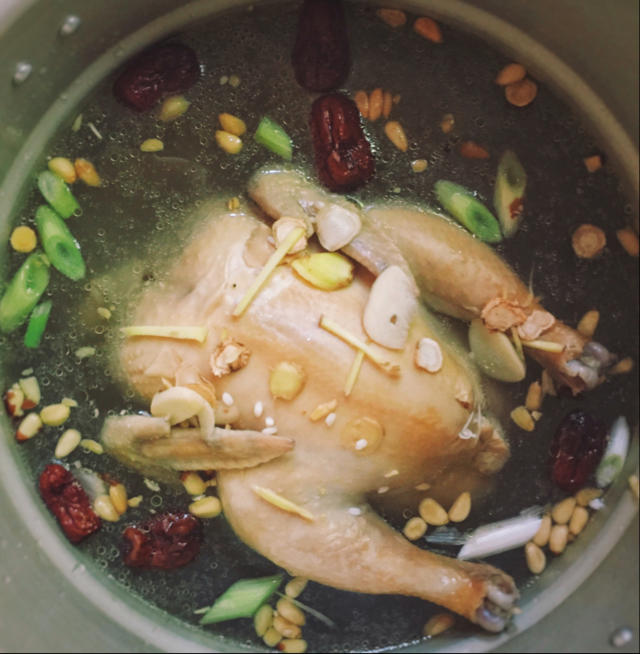 参鸡汤（Samgyetang）