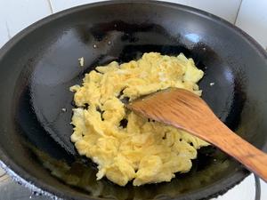 超级下饭的鱼香炒鸡蛋的做法 步骤3