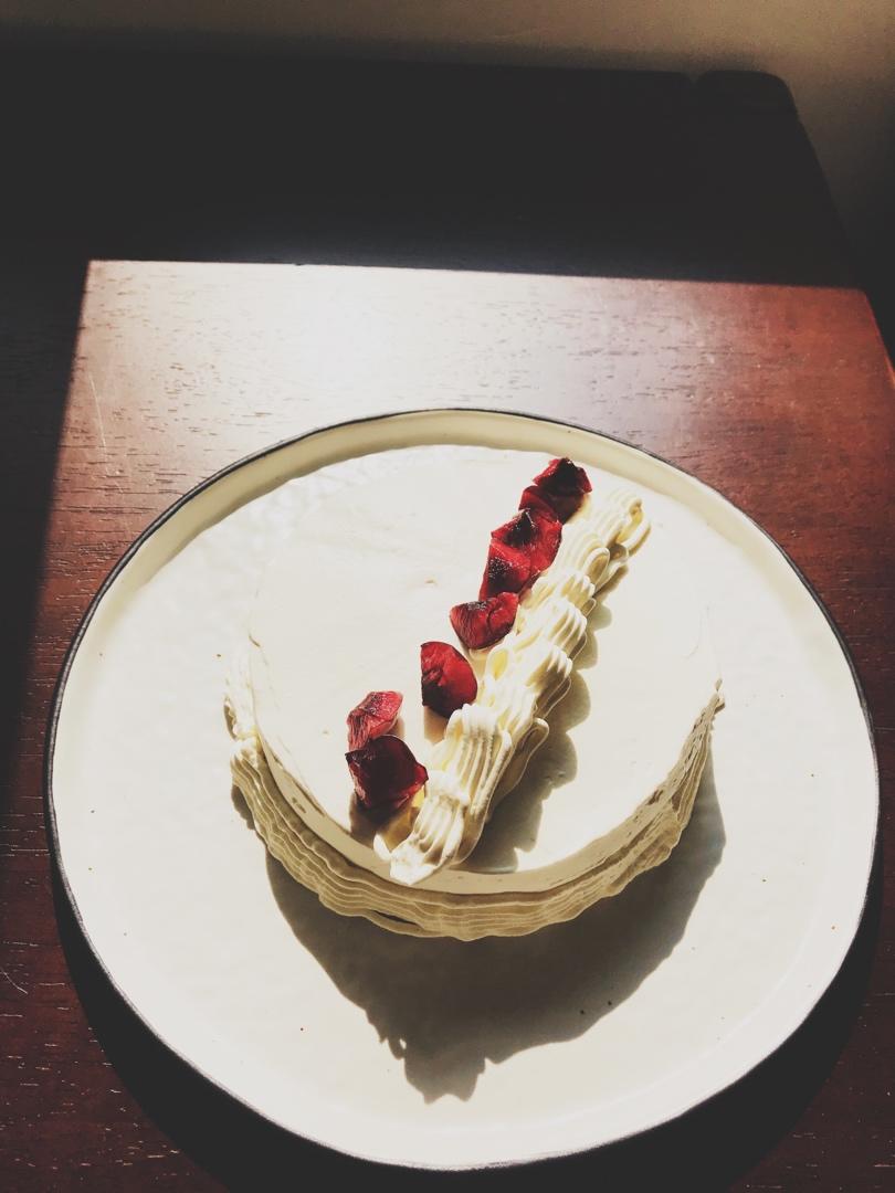 朴素的草莓奶油蛋糕～切开也是一样的朴素