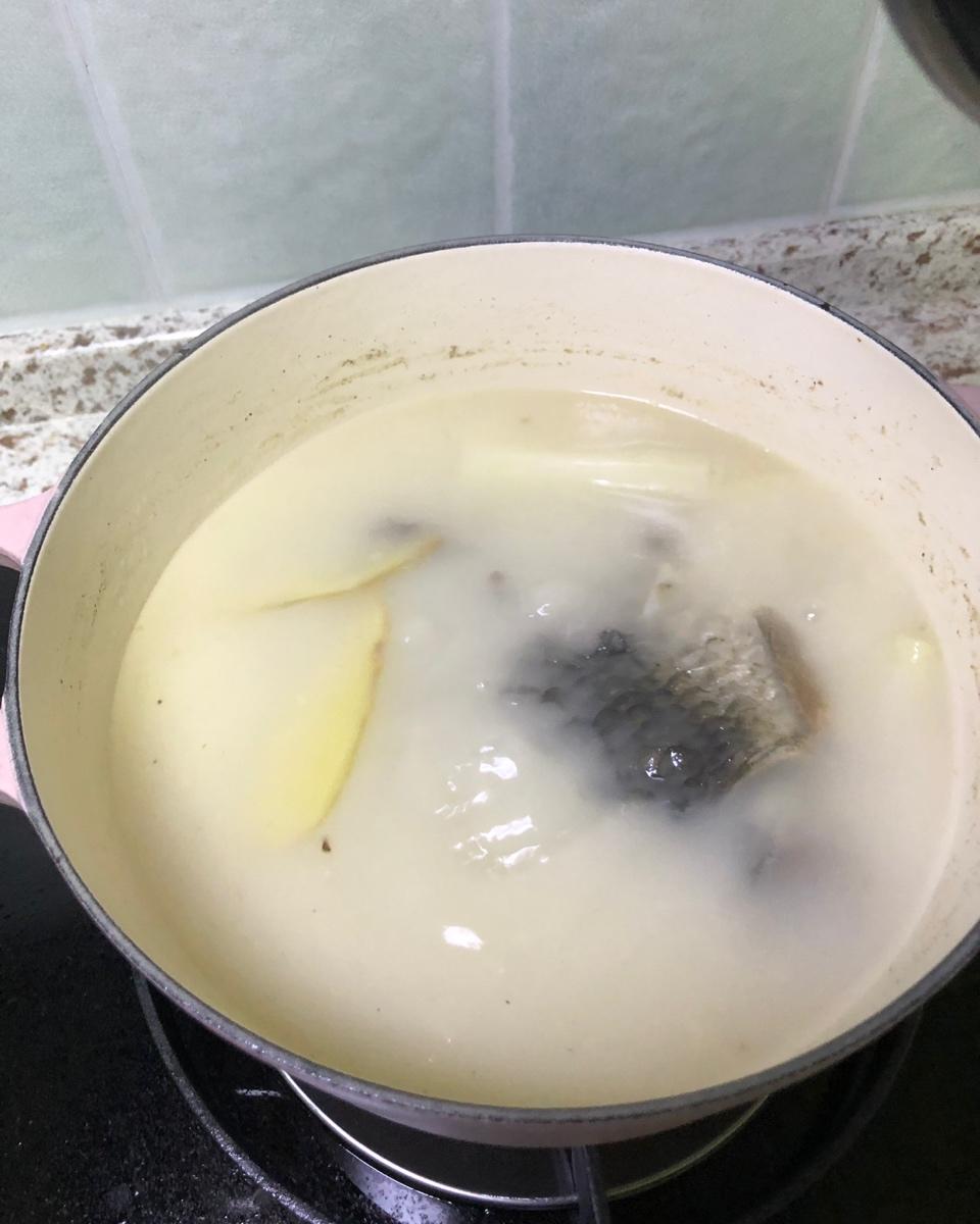 奶白鲫鱼汤（只加葱、姜、白胡椒粉）