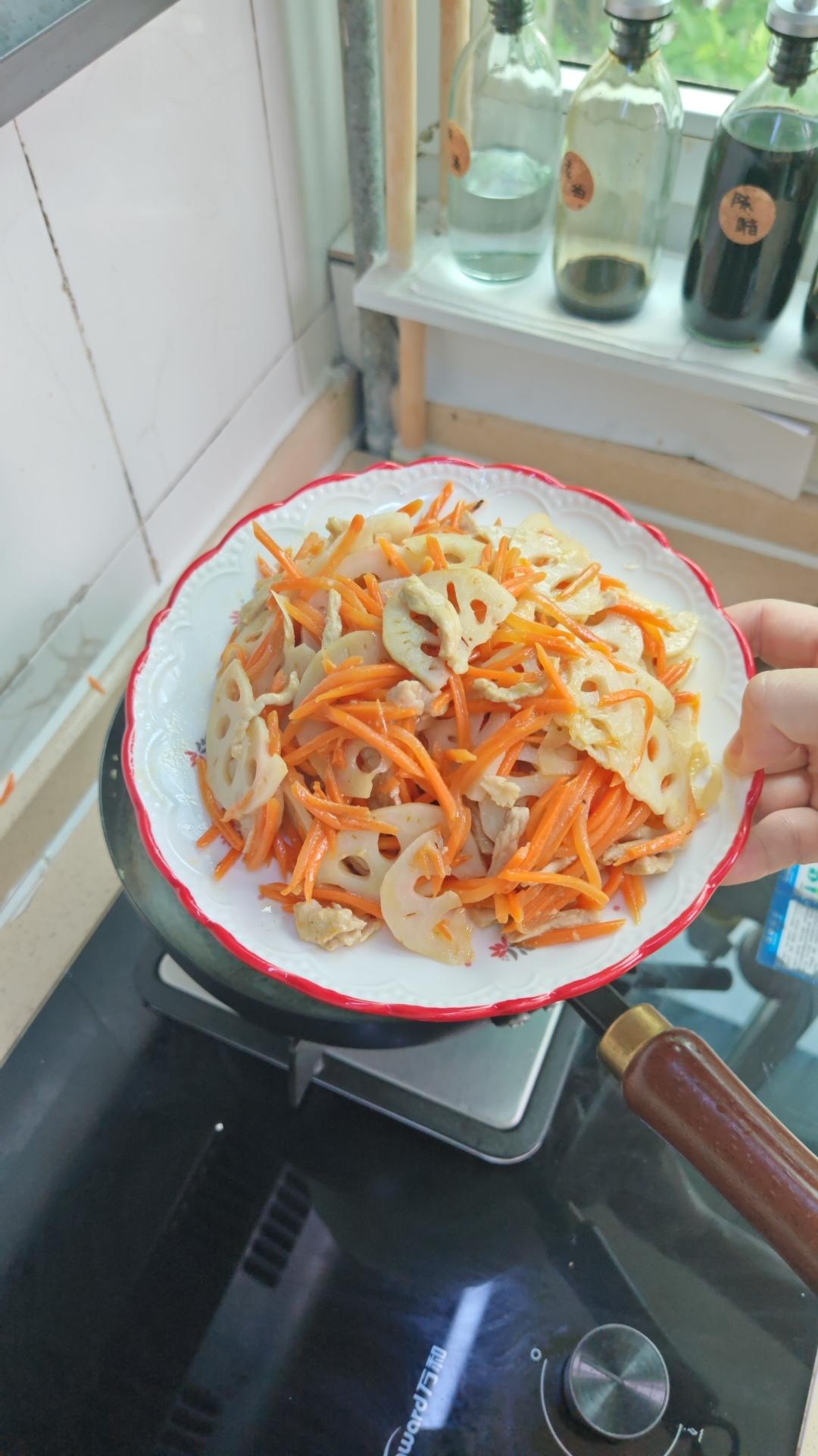 藕片胡萝卜丝炒肉的做法