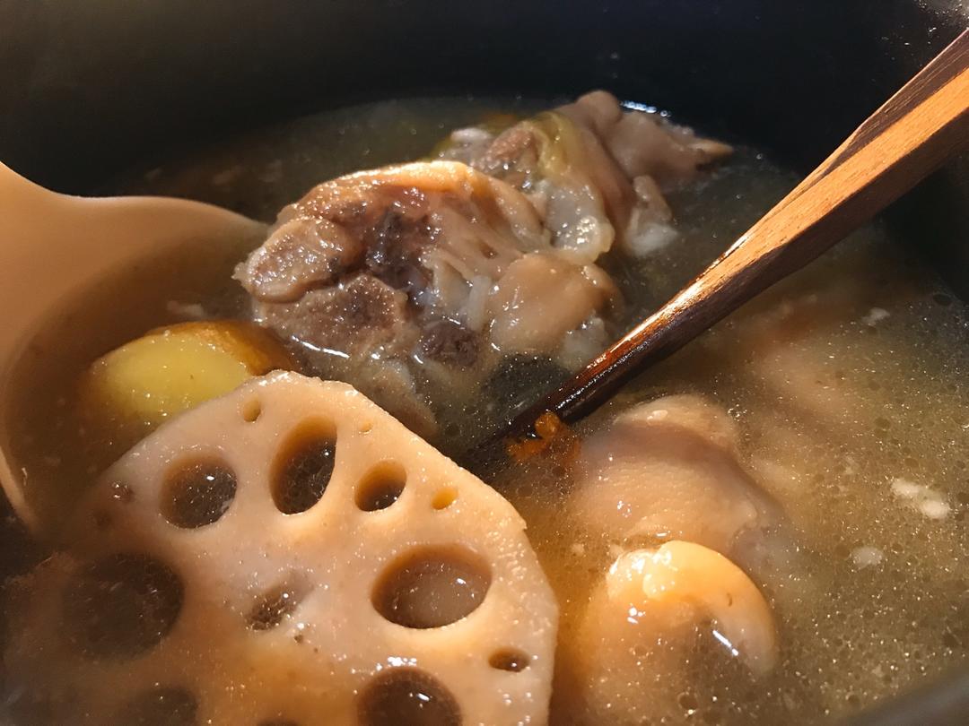 黄豆花生猪脚汤