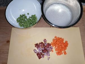 豌豆腊肠焖饭👉🏻土锅版的做法 步骤1